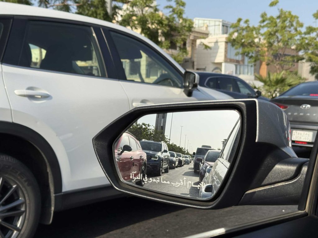 Embouteillage à Jeddah vu dans le rétroviseur d'une voiture, circulation dense en Arabie Saoudite pour les expatriés francophones